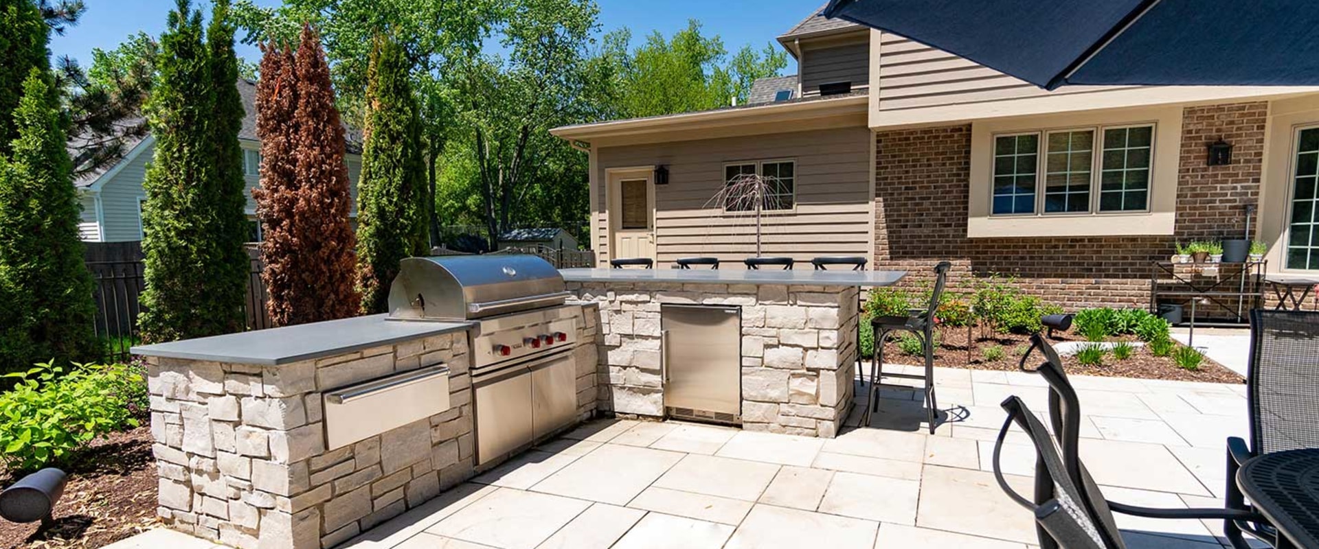 Outdoor Kitchen and Dining Trends: Transform Your Backyard into an Oasis